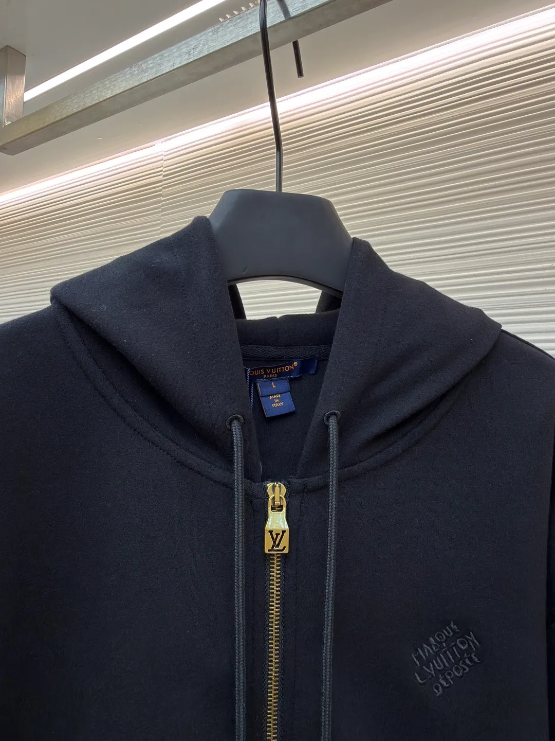 LOUIS VUITTON Pearl Pendant Zipper Jacket ●Original version: Purchased and developed for 10999 ●Item number: 1682253-B60 ●Fabric: wool blended fabric ●Technology: knitted embroidery production ●Color: black ●Version: fitted version ●Weight: about 715 grams ●Size: S-M-L-XL ●Description: This Louis Vuitton black hooded zipper sweatshirt is made of high-weight pure cotton waffle fabric. The fabric has been combed and singed, with a uniform and fine surface texture. It is also treated with anti-pilling and pre-shrunk, making it soft to the touch and not easily deformed after long-term wear. The brand logo on the left side of the body adopts the same color dark pattern embossing process and is hot-pressed through a temperature-controlled mold. The pattern is low-key and has a strong three-dimensional effect. The drawstring is embellished with custom-made pearl decorations, which are fixed by hand-beading. The surface of the pearls is polished to have a good luster and will not fall off easily. The metal zipper is made of gold-plated brass and has been treated with antioxidant treatment. The chain head is engraved with the brand's classic logo, making it smooth and wear-resistant. The ribs on the cuffs and hem are made of spandex blended material, which has excellent resilience and is not easy to loosen. The overall design is cut with loose shoulders, combined with double-needle hemming and seamless splicing technology. The stitching is fine and flat, which not only ensures comfort, but also shows the exquisite craftsmanship and brand texture of high-end garments. The overall wiring is straight and delicate, the fabric is comfortable and soft, and the color is consistent without color difference. It can be matched with the same style to create a fashionable look and control various occasions. Customized accessories, complete with three standards, same style for men and women!